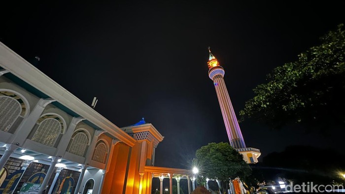 Masjid Agung Surabaya.