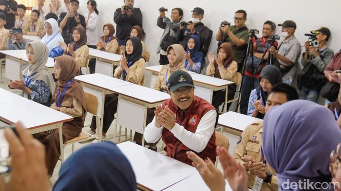 Mensos Gus Ipul Menteri Sosial (Mensos) Saifullah Yusuf atau Gus Ipul ketika meninjau proses berguru mengajar di Sekolah Rakyat (SR) Kabupaten Sleman, Rabu (16/7/2025)