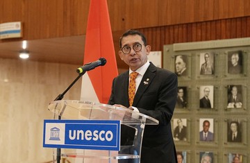 Lestarikan Budaya RI, Menbud Serahkan 4 Kain Wastra Nusantara ke UNESCO