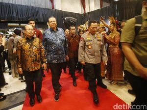 Momen Chairul Tanjung-Kapolri Hadiri Malam Puncak Hoegeng Awards 2025