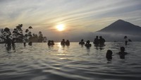 Nikmatnya Berendam Air Hangat Saat Sunrise di Tepas Papandayan Garut