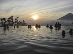 Nikmatnya Berendam Air Hangat Saat Sunrise di Tepas Papandayan Garut