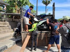 Berkendara Sambil Main HP, Sejumlah Siswi Terjaring Razia di Kupang Berkendara Sambil Main HP, Sejumlah Siswi Terjaring Razia di Kupang