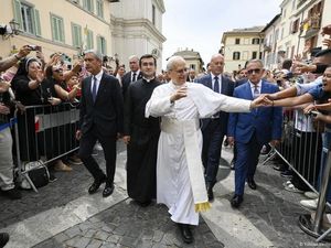 Paus Leo XIV Mengirim Pesan Penting Lewat Kata dan Perbuatan