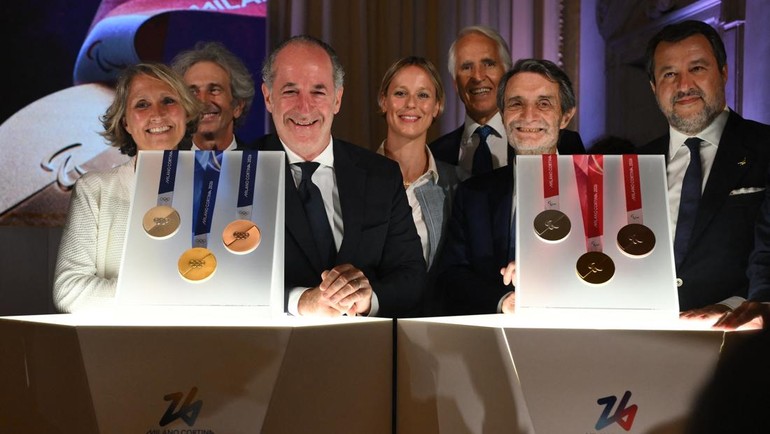 Presiden Milano Cortina 2026 Giovanni Malago, Wakil Perdana Menteri Italia Matteo Salvini, Presiden Region Lombardia Attilio Fontana, Presiden Region Veneto Luca Zaia, dan mantan perenang Italia Federica Pellegrini menghadiri peluncuran medali Olimpiade Musim Dingin Milano Cortina 2026 di Palazzo Balbi, Venesia, Italia, Selasa (15/7/2025). (REUTERS/Alberto Lingria)  