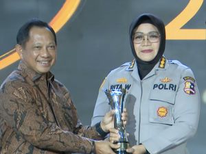 Harapan Kombes Rita Peraih Hoegeng Awards ke Kapolri: Terus Perkuat Polwan Harapan Kombes Rita Peraih Hoegeng Awards ke Kapolri: Terus Perkuat Polwan