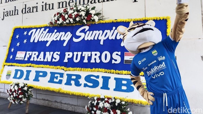 Pengumuman Frans Putros pemain baru Persib lewat karangan bunga di Jalan Asia Afrika Kota Bandung.