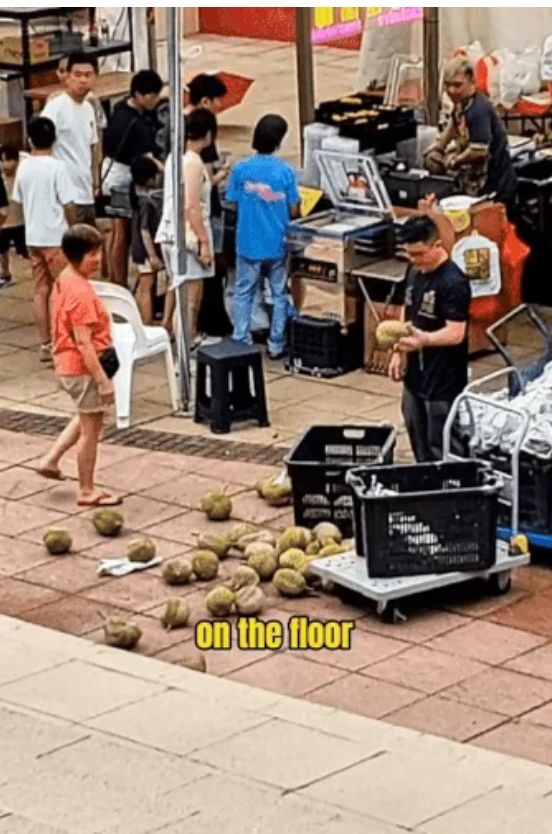 Viral Penjual Lempar Durian Dagangannya ke Jalanan