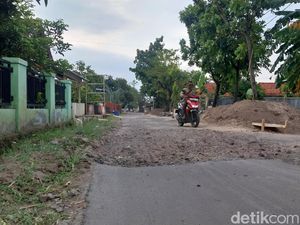 Eka Tak Lagi Khawatir Motornya Rusak Saat Lalui Jalan Leuwikidang