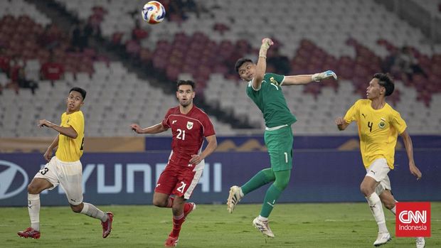 Pesepak bola Timnas U23 Indonesia Jens Raven saat melawan Timnas U23 Brunei Darussalam dalam pertandingan penyisihan Grup A Piala AFF U-23 2025 di Stadion Utama Gelora Bung Karno (SUGBK), Senayan, Jakarta, Selasa (15/7/2025). Indonesia menang atas Brunei Darussalam dengan skor akhir 8-0. (CNN Indonesia/Adi Maulana Ibrahim)