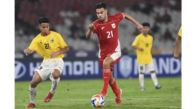 Pesepak bola Timnas U23 Indonesia Jens Raven (kanan) melewati hadangan pesepak bola Timnas U23 Brunei Darussalam Mohammad Nazry Aiman Bin Azman (kiri) dalam pertandingan penyisihan Grup A Piala AFF U-23 2025 di Stadion Utama Gelora Bung Karno (SUGBK), Senayan, Jakarta, Selasa (15/7/2025). Indonesia menang atas Brunei Darussalam dengan skor akhir 8-0. ANTARA FOTO/Aditya Pradana Putra/mrh/foc.