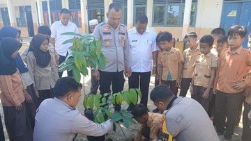 Polres Rohul Bersama Pelajar hingga Santri Tanam Pohon di 10 Lokasi