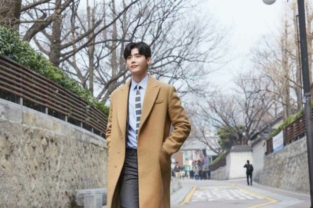 Potret Lee Jong Suk di drama 'While You Were Sleeping'