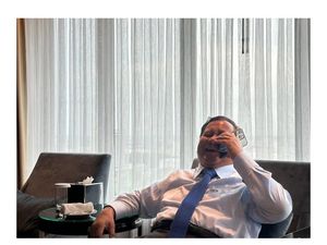 Video Senyum Merekah Prabowo Saat Telepon Trump Bahas Tarif Impor Video Senyum Merekah Prabowo Saat Telepon Trump Bahas Tarif Impor