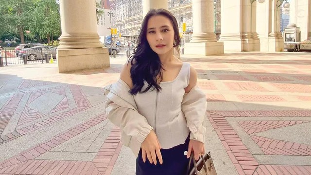 Update Informasi Selebriti InsertLive : Prilly Latuconsina Ungkap Kondisinya Usai Mendadak Dilarikan ke Rumah Sakit