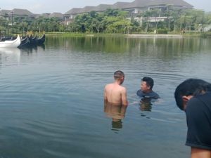 Momen Petugas Damkar Bandung Cari Handphone di Kolam Momen Petugas Damkar Bandung Cari Handphone di Kolam