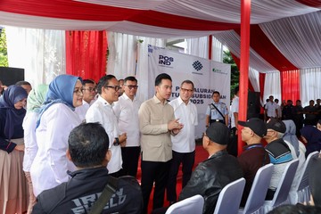 Tinjau Penyaluran BSU di Tangerang, Gibran Puji Kinerja Pos Indonesia