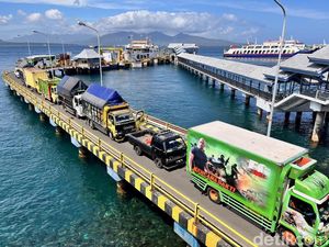 Akses Ditutup, Puluhan Truk Berbalas Klakson di Dermaga Ketapang Akses Ditutup, Puluhan Truk Berbalas Klakson di Dermaga Ketapang