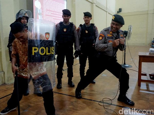 Gaya Polisi Sosialisasi Bahaya Gengster di MPLS SMK Surabaya