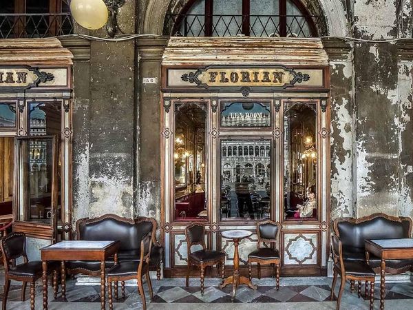 Spesial! Pengalaman Ngopi di Kafe Berusia 305 Tahun