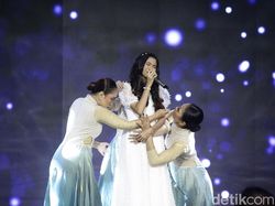 Suara Quinn Salman Bikin Haru, Buka Hoegeng Awards 2025 dengan Prosa Penantian Suara Quinn Salman Bikin Haru, Buka Hoegeng Awards 2025 dengan Prosa Penantian