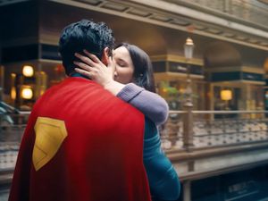Oops! Adegan Kissing Superman Disensor di India: Terlalu Sensual Oops! Adegan Kissing Superman Disensor di India: Terlalu Sensual