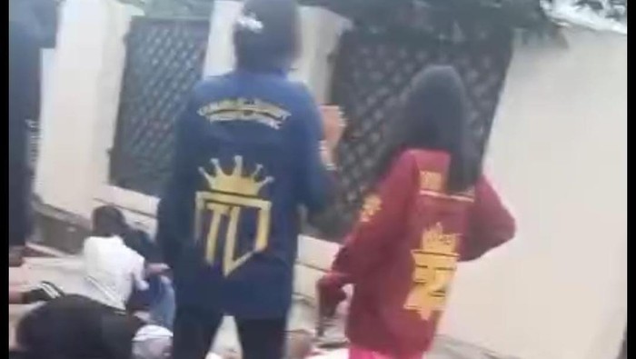 Tangkap layar video trend perselisihan sampaumur putri di Palembang. Tangkap layar video trend perselisihan sampaumur putri di Palembang.