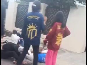 6 Remaja Putri Baku Hantam di Jalanan Palembang, Jadi Tontonan Warga 6 Remaja Putri Baku Hantam di Jalanan Palembang, Jadi Tontonan Warga