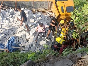 Truk Terguling di Bypass Ida Bagus Mantra, Sopir Tewas Terjepit Truk Terguling di Bypass Ida Bagus Mantra, Sopir Tewas Terjepit