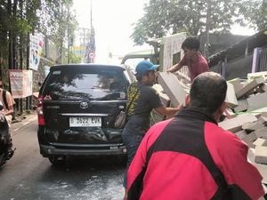 Truk Hebel Terguling Timpa Mobil di Tanjakan Sawangan, Lalin Macet Truk Hebel Terguling Timpa Mobil di Tanjakan Sawangan, Lalin Macet