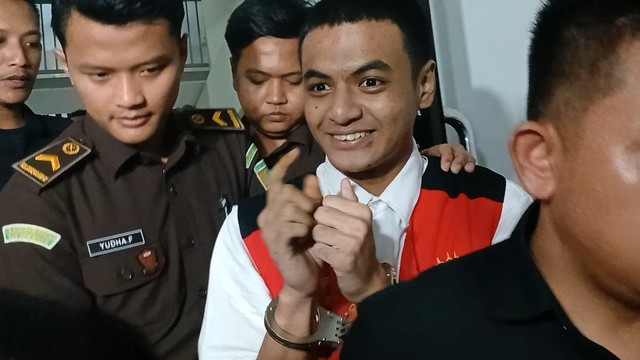 Berita Seputar Selebriti Insertlive Terkini : Vadel Badjideh Bikin Geger: Kuasa Hukum Tantang Tes DNA dan Singgung Kuburan Janin