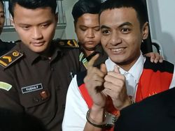 Vadel Badjideh Tebar Senyum Usai Sidang Dugaan Asusila Anak Nikita Mirzani