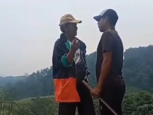 Video: Viral Pria Bawa Parang-Airsoft Gun Ribut dengan Warga di Bogor Video: Viral Pria Bawa Parang-Airsoft Gun Ribut dengan Warga di Bogor