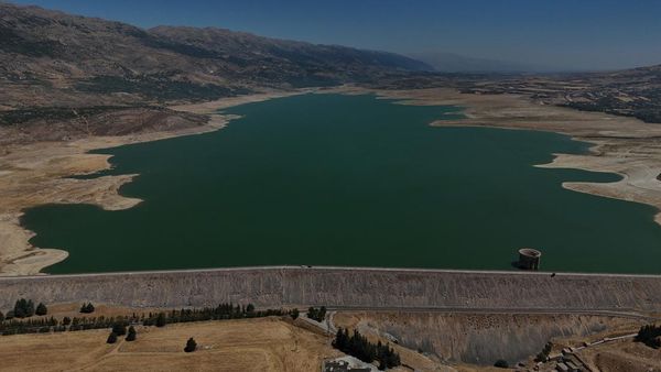 Waduk Terbesar Lebanon Mengering, Air yang Tersisa Juga Tercemar