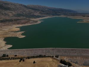 Waduk Terbesar Lebanon Mengering, Air yang Tersisa Juga Tercemar