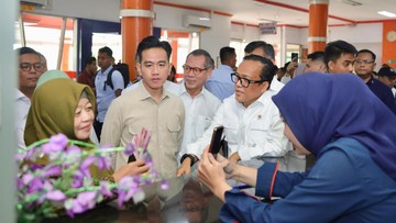 Wamenaker Dampingi Wapres Tinjau Penyaluran BSU di Tangerang