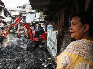 Alat Berat Turun Tangan, Kali Krukut Dibersihkan dari Lumpur Alat Berat Turun Tangan, Kali Krukut Dibersihkan dari Lumpur