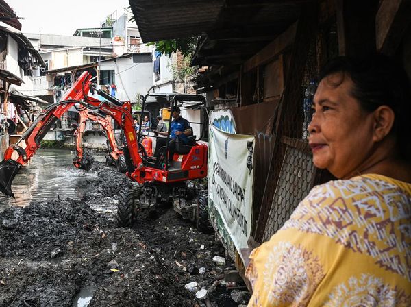 Alat Berat Turun Tangan, Kali Krukut Dibersihkan dari Lumpur