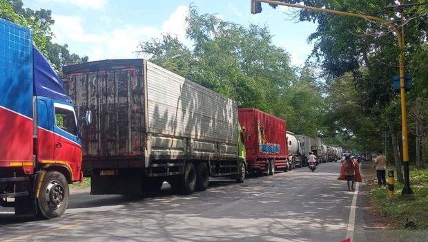 Antrian panjang kendaraan menuju Pelabuhan Gilimanuk, Kabupaten Jembrana, Bali (16/7/2025). (ANTARA/Gembong Ismadi)