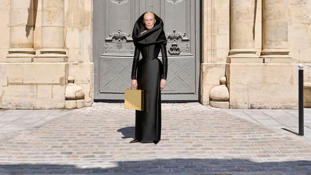Balenciaga Couture ke-54 di panggung Paris Haute Couture Week kemarin jadi perpisahan Demna dengan Balenciaga. Sang desainer pun mengkurasi epilog untuk satu dekade kepemimpinannya
