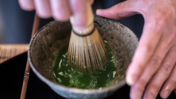 Booming Matcha, Petani Teh Jepang Kewalahan Penuhi Permintaan This picture taken on June 6, 2025 shows manager of Jugetsudo tea store Shigehito Nishikida making a bowl of matcha, in the shop of Tokyo's Tsukiji area. The word matcha means