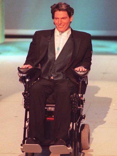 Actor Christopher Reeve appears on stage at the 68th Annual Academy Awards in Los Angeles 25 March. This is his first public appearance before the Hollywood community since his equestrian accident in Virginia left his paralyzed.  AFP PHOTO    Tim CLARY/mn (Photo by Timothy A. CLARY / AFP)