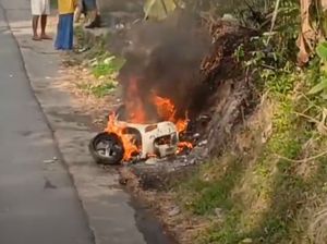 Video: Diduga Korsleting, Motor di Jambi Terbakar di Jalan Video: Diduga Korsleting, Motor di Jambi Terbakar di Jalan