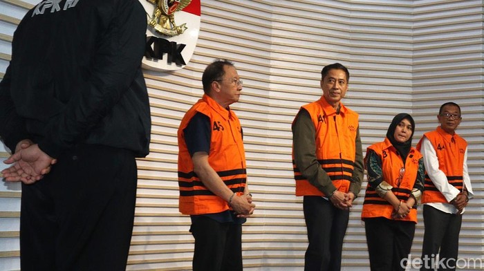 KPK menahan empat tersangka kasus dugaan pemerasan pengurusan izin tenaga kerja asing (TKA) di Kementerian Ketenagakerjaan (Kemnaker). Keempat tersangka akan menjalani penahanan di rutan KPK, Jakarta Kamis (17/7/2025).