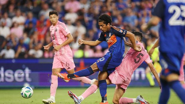 CINCINNATI, OHIO - JULY 16: Evander #10 of FC Cincinnati scores the team's second goal during the MLS match between FC Cincinnati and Inter Miami CF at TQL Stadium on July 16, 2025 in Cincinnati, Ohio. (Photo by Andy Lyons/Getty Images)