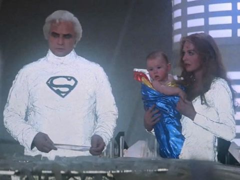 Marlon Brando, Lee Quigley, and Susannah York dalam Superman (1978). (Dovemead Films/Film Export A.G./International Film Production)