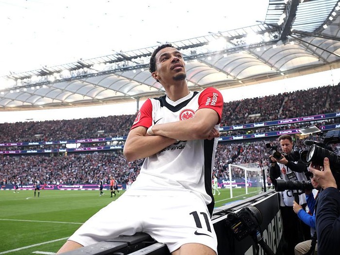 FRANKFURT AM MAIN, GERMANY - APRIL 13: Hugo Ekitike of Eintracht Frankfurt celebrates scoring his team's third goal during the Bundesliga match between Eintracht Frankfurt and 1. FC Heidenheim 1846 at Deutsche Bank Park on April 13, 2025 in Frankfurt am Main, Germany. (Photo by Alex Grimm/Getty Images)
