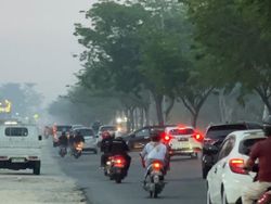 Lahan di Pekanbaru Terbakar, Jalan Protokol Diselimuti Asap