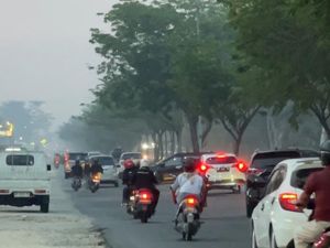 Lahan di Pekanbaru Terbakar, Jalan Protokol Diselimuti Asap Lahan di Pekanbaru Terbakar, Jalan Protokol Diselimuti Asap