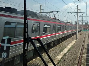 Kaca KRL Tanah Abang-Rangkasbitung Pecah Dilempar Batu, Pelaku Diburu Kaca KRL Tanah Abang-Rangkasbitung Pecah Dilempar Batu, Pelaku Diburu